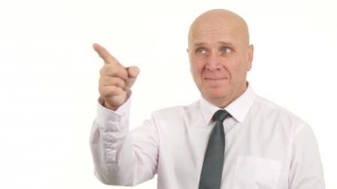 Güvenilir işadamı emin gülümseyen kadar parmak ve başparmak ile işaret