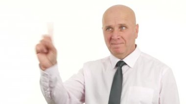 İş adamı memnun gülümseme ve parmak izine Tv kamera önünde olun