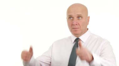 Güvenilir işadamı ciddi kalıp çift başparmak yukarıya anlamına gelir iyi bir iş yapmak