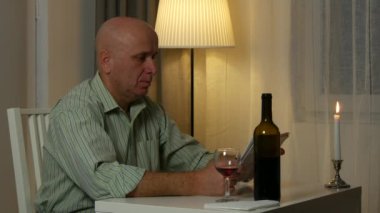 Finansal Haberler arama Restoran tablo okuma gazete üzerinde oturan adam