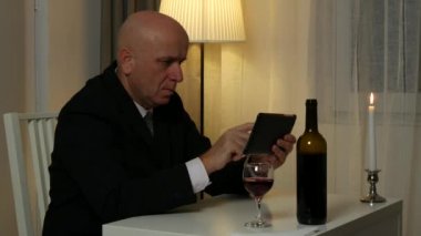 Online finansal bilgi'nın okuma işadamı kullanım Tablet Internet erişimi