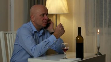 Üzgün ve tahriş Mobil olun gergin jestleri umutsuz işadamı konuş