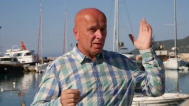 Adam konuşma turizm işletme hakkında bir tatil bağlantı noktası mesaj Tv kamera önünde