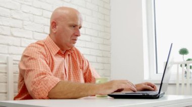 İşadamı ile bir dizüstü bilgisayar çalışkan lezzetli bir fincan çay ya da kahve keyfini çıkarın.