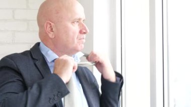 İşadamı Office programı açık çalıştıktan sonra düğüm ve onun kravat almak