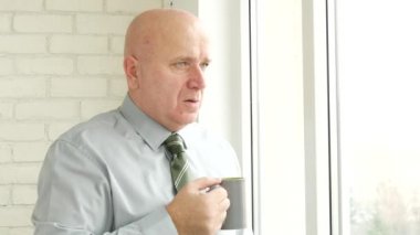 Üzgün işadamı kalmak üstünde belgili tanımlık pencere dalgın içme çay hayal kırıklığına