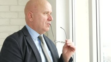 İşadamı Office gözlük ve düşünme iş stratejisi ile el hareketi