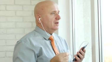 İşadamı cep telefonu görüşmesi yapın kullanım ahizesiz konuşmak ve iş hakkında açıklama