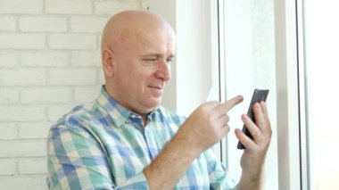 Mutlu işadamının kullanım hücre bağlantısı ve Online alışveriş için kredi kartı