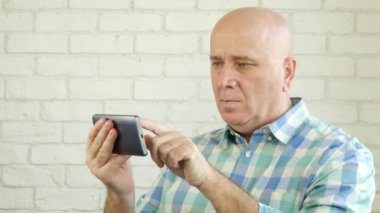 İşadamı kullanım cep telefonu Internet bağlantısı arama Online finansal haber