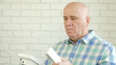 Office odadaki adam adlı bir pencere yapmak önünde konuşma telefon hattı