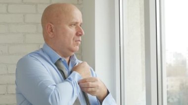 Sınırsız kravat giyen yavaş işadamı Kapat düğmeleri gömlek kolları üzerinde