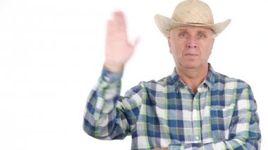 Çiftçi kovboy şapkası giyen bir merhaba işareti ile selamlayan hoş geldiniz el hareketleri yapmak