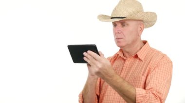 Çiftçi kullanmak dokunmatik ekran cep telefonu teknolojisi mesaj yazma ve Online gönderme