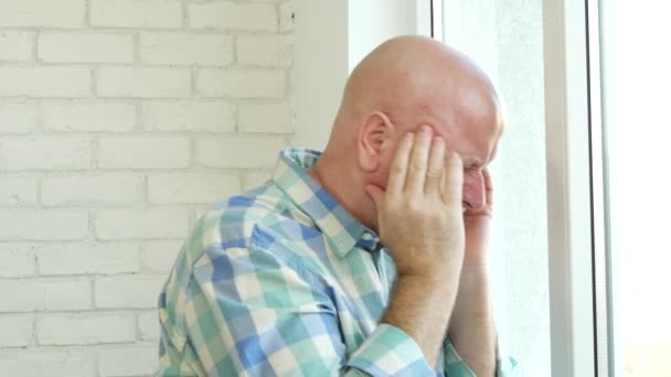Geschäftsmann Leidet Unter Furchtbaren Kopfschmerzen Bei Der Arbeit Büro — Stockvideo