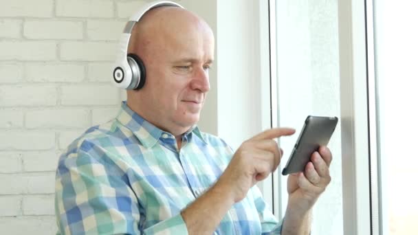 Ondernemer Luisteren Muziek Met Draadloze Hoofdtelefoons Tablet Muziek App — Stockvideo