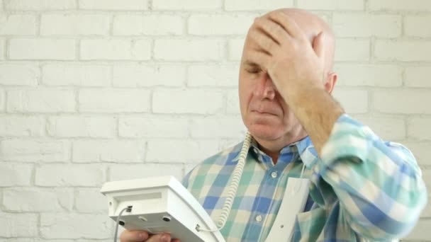 Homem Perturbado Com Atitude Nervosa Gesturing Irritado Depois Telefone Fixo — Vídeo de Stock