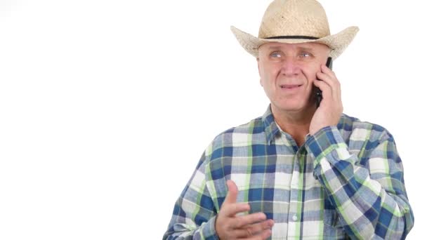 Фермер Разговаривающий Мобильным Телефоном Разочаровывающих Плохих Новостях Делает Нервные Жесты — стоковое видео