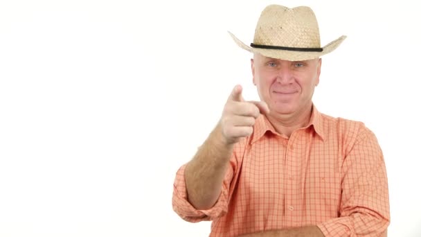 Agricultor Satisfeito Sorridente Olhando Para Câmera Polegar Apontar Com Dedo — Vídeo de Stock