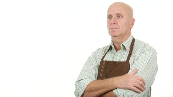 Apresentação Homem Vestindo Avental Cozinha Fazendo Aprovar Sinal Gestos Mão — Vídeo de Stock