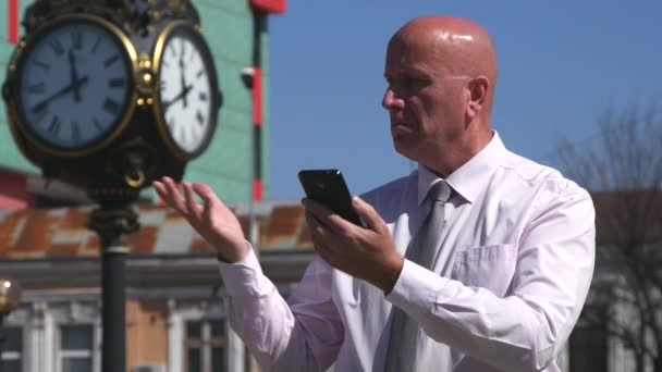 Empresario Compruebe Reloj Celular Espere Una Reunión Negocios Tardía Mirando — Vídeo de stock