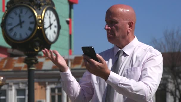 Geschäftsmann Checkt Handyuhr Warten Ein Spätes Geschäftstreffen Wegschauen — Stockvideo