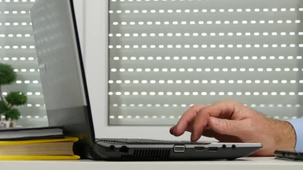 Fechar Empresário Escritório Pesquisar Dados Laptop Usando Dedo Toque Mouse — Vídeo de Stock