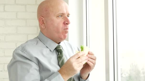 Affamato Uomo Affari Pausa Lavoro Prendete Sua Colazione Mangiando Panino — Video Stock
