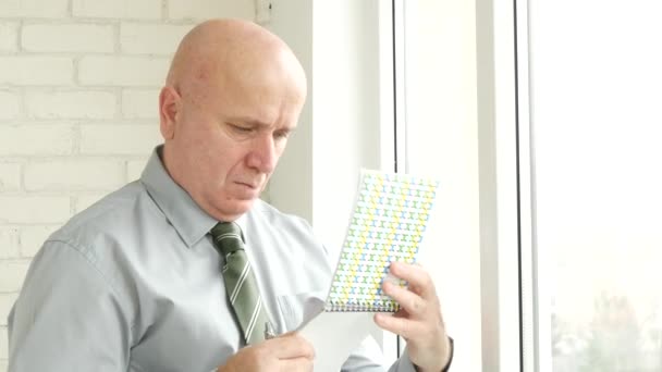 Seriöser Geschäftsmann Schreibt Brieftasche Vor Dem Bürofenster — Stockvideo