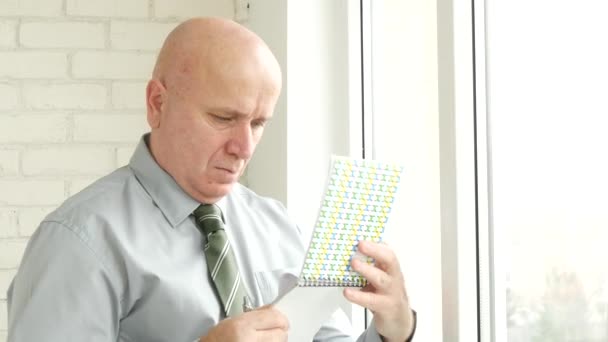 Serious Businessman Escribir Libro Bolsillo Permanecer Frente Ventana Oficina — Vídeo de stock