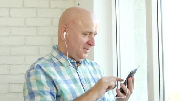 Happy Man Escuchar Música Usando Pequeños Auriculares Teléfono Celular Audio — Vídeo de stock