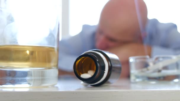 Man Sover Tabellen Efter Konsumerar Alkohol Cigaretter Och Piller — Stockvideo