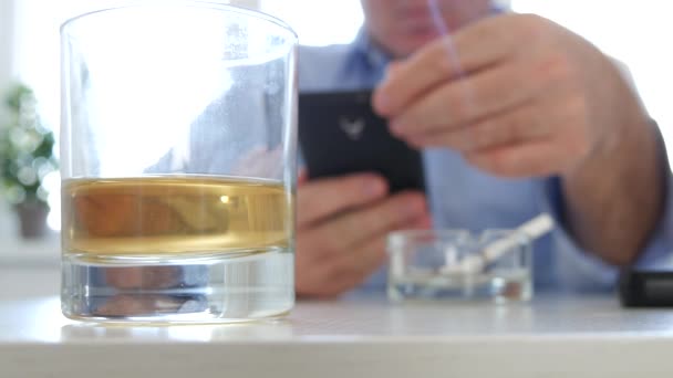 男士在餐厅使用手机应用饮酒和吸烟香烟 — 图库视频影像