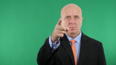 Parmak ile işaret jest uyarmak ciddi işadamının yapmak tespit