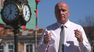 Kendinden emin eller mali konular hakkında konuşan işadamı röportaj