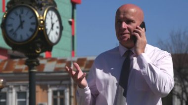 Memnun işadamı cep telefonu çağrı konuşmak ve iş fikri açıklamak