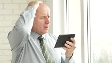 Üzgün işadamı kullanım elektronik Tablet Online kötü haber gergin işaret okumak