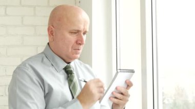 Oda ofis kalmak yakın pencere ve Take cüzdan notlarda çalışan iş adamı