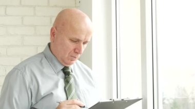 Ofis odasına çalışma işadamı işaretleyin ve bir pano belgelerden girin