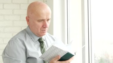 Elinde yeni gündemi ile işadamı göz tüm sayfaları yazılı içerik arama
