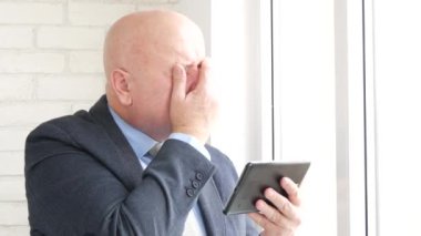 İşadamı Gözat Online haber tablet olun gergin el hareketleri kullanarak üzgün