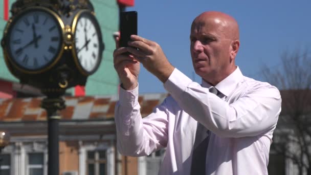 Удовлетворенный Бизнесмен Улице Использует Камеру Мобильного Телефона Съемки — стоковое видео