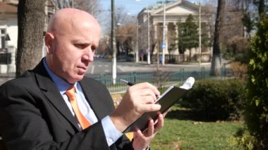 Gündem kullanarak ve hesap makinesi Park yapmak hesaplamalarda işadamının konaklama