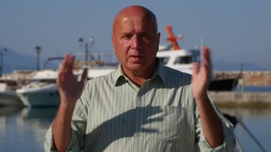 Kendine güvenen işadamının Tv Reportage liman içinde rahat konuşan giyiyor