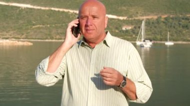 Adam mobil iş sorunları Yelkenli tekneler arka planda ile konuşurken bağlantı noktası