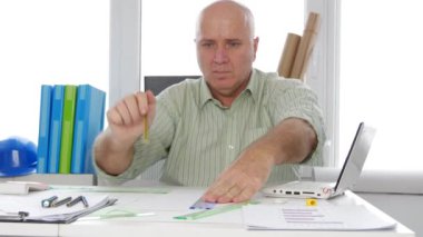 Çizim araçları Office odasında teknik projeler yapmak ile çalışan mühendis