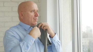 Ağır çekim işadamı düzenleme yapma iş toplantısı için hazırlanıyor bir düğüm kravat