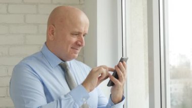 Ağır çekim hevesli adam olun zafer el hareketleri hücre iyi haber okuma