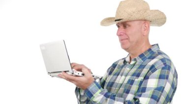 Memnun çiftçi dizüstü bilgisayarı kullanıyor ve Online Tarım iyi haber okuma gülümse