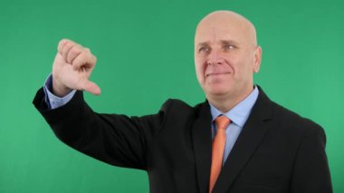 Başparmak aşağı antipati işareti gülümseyen ve parmak ile işaret gösterilen işadamı